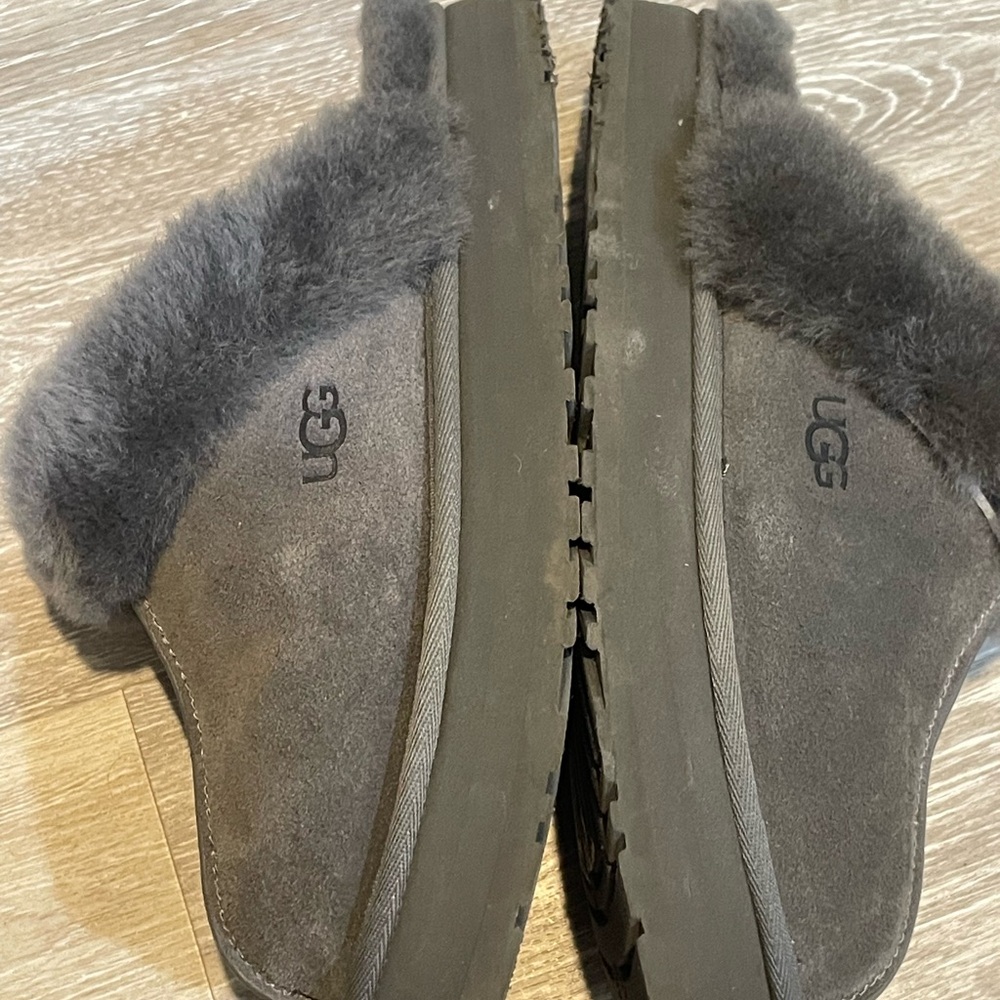 Ugg slippers size 9 - Picture 3 of 4